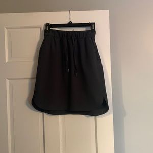 Lululemon size 4 dark green skirt with pockets